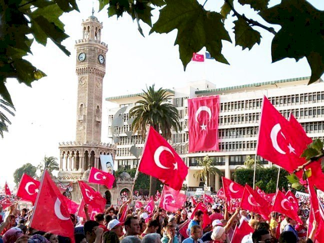 Demokrasi Mitingi için Yüzbinler Konak Meydanında – İzmir